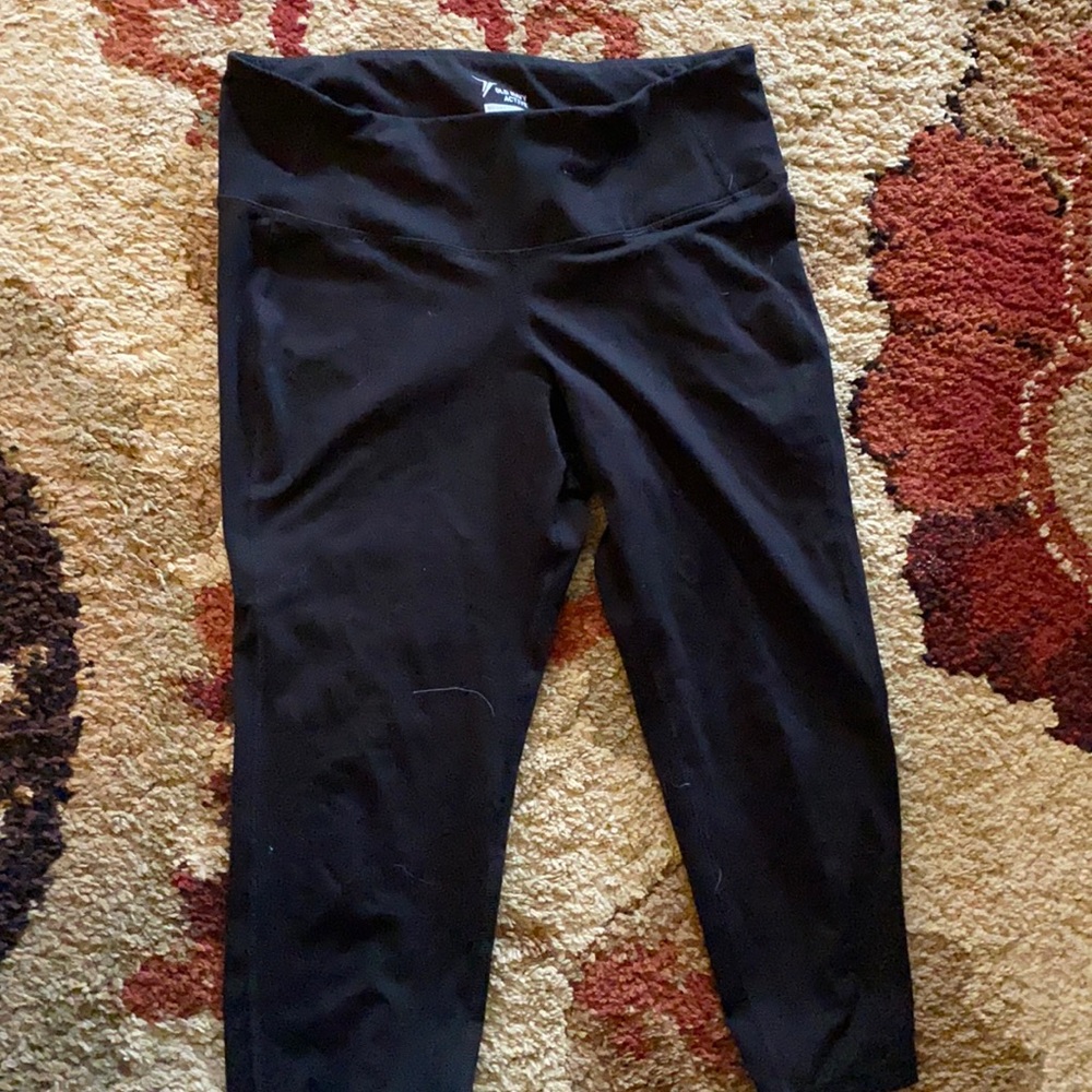 BLACK CROPPED OLD NAVY LEGGINGS